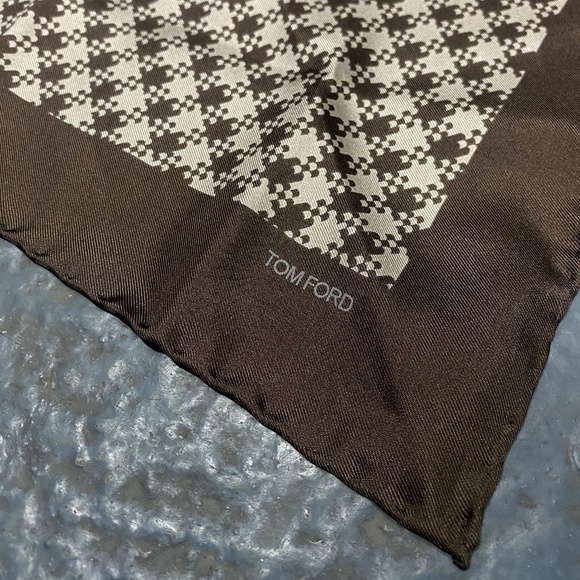Tom Ford Brown Beige Silk Houndstooth Print Pocket Square - Picture 1 of 5